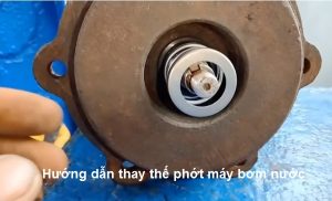 cach-thay-the-phot-bom-nuoc